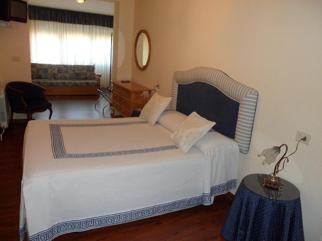 Hotel Avenida Baiona Sabaris الغرفة الصورة